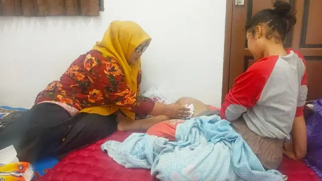 Riska Ramadila, siswi penderita tumor ganas di Kabupaten Kampar yang tidak lagi bisa berdiri.
