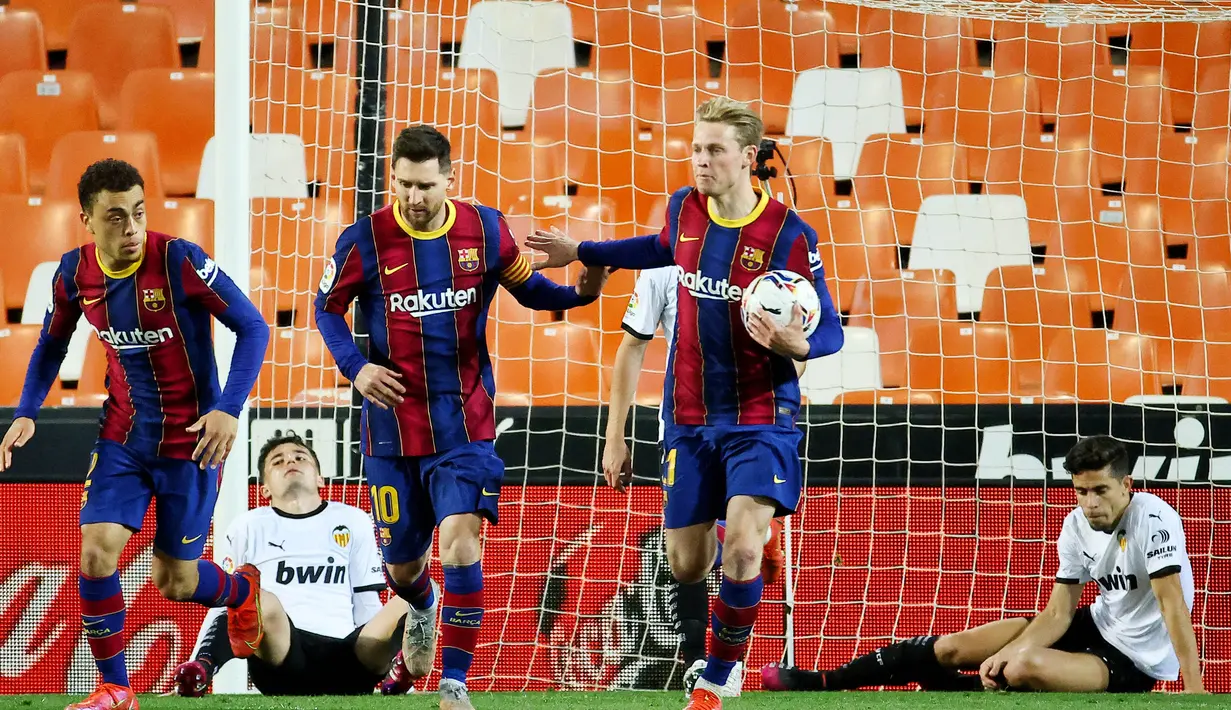 Striker Barcelona, Lionel Messi, melakukan selebrasi bersama rekannya usai mencetak gol ke gawang Valencia pada laga Liga Spanyol di Stadion Mestalla, Minggu (2/5/2021). Barcelona menang dengan skor 2-3. (AFP/Jose Jordan)