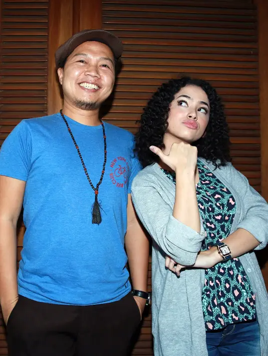 Vokalis Sandhy Sondoro menggarap sebuah lagu berjudul Cinta Cinta Cinta yang dibawakan secara duet bersama penyanyi muda Wizzy.  (Deki Prayoga/Bintang.com)