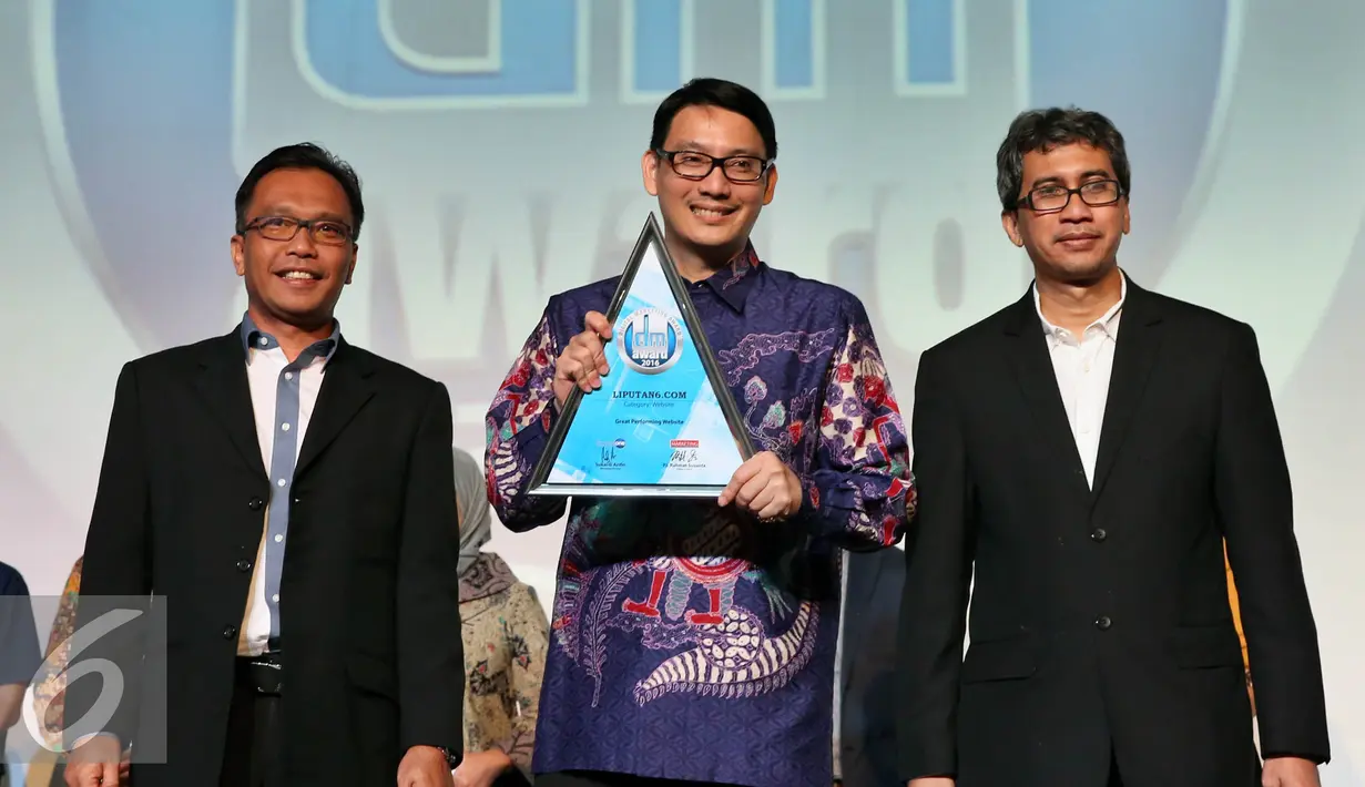 COO PT KMK, Manuel Irwanputra (tengah) saat menerima penghargaan Digital Marketing Award 2016 di Jakarta, Rabu (19/10). Manuel mewakili Liputan6.com untuk menerima dua penghargaan di acara tersebut. (Liputan6.com/Johan Tallo)