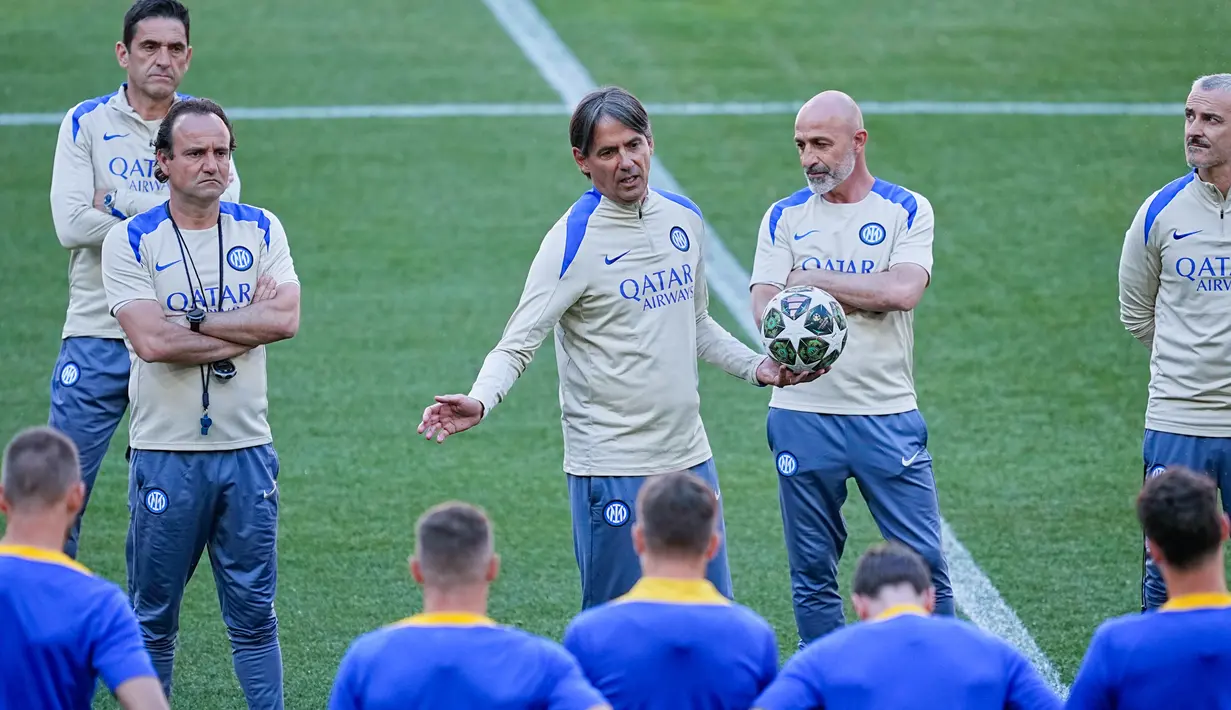 Pelatih Inter Milan, Simone Inzaghi, memberikan arahan kepada anak asuhnya saat memimpin latihan jelang partai puncak Liga Champions melawan PSG di Stadion Allianz Arena, Munchen, Jumat (30/5/2025). (AP Photo/Martin Meissner)