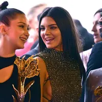Kendall Jenner merasa khawatir Bella Hadid akan kembali sakithati jika ia kembali ke pelukan The Weeknd. (Yahoo)