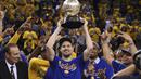 Pemain Warriors, Klay Thompson #11 mengangkat trofi juara usai timnya mengalahkan  OKC Thunder pada final wilayah barat NBA Playoffs di Oracle Arena, (31/5/2016) WIB. Warriors menang 96-88. (Mandatory Credit: Kyle Terada-USA TODAY Sports)
