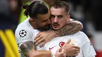 Pelatih Galatasaray, Okan Buruk, menyambut bahagia kemenangan 3-2 atas Manchester United (MU) pada matchday kedua Grup A Liga Champions 2023/2024, Rabu (4/10/2023) dini hari WIB. (AFP/Darren Staples)