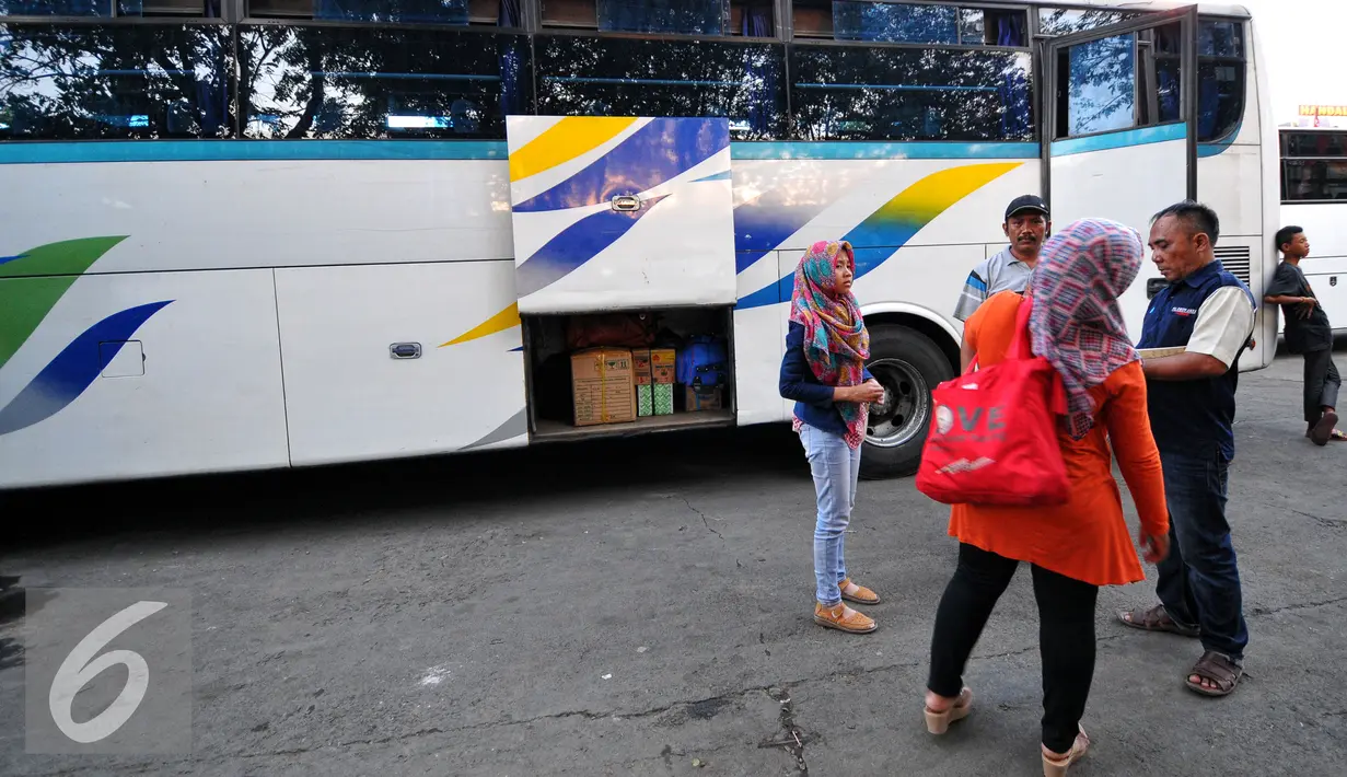 Pemudik bersiap menaiki armada bus Lebaran di terminal Depok, Jawa Barat, Senin (13/7/2015). Menurut agen bus Terminal Depok, jumlah pemudik saat ini mengalami penurunan dibandingkan tahun 2014. (Liputan6.com/Yoppy Renato)