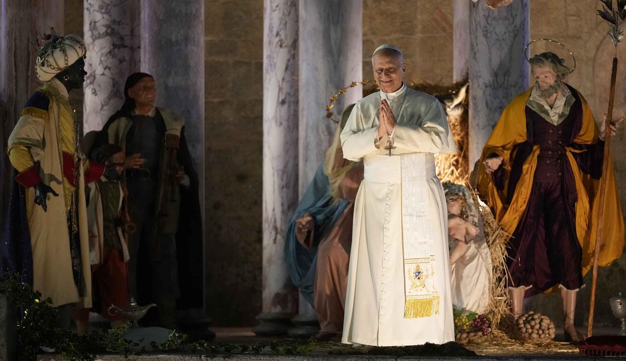 Paus Leo XIV mengingatkan bahwa sepanjang tahun 2025, Gereja dan dunia telah melewati beragam peristiwa dengan makna yang saling bertolak belakang. Tampak dalam foto, Paus Leo XIV berhenti sejenak untuk berdoa di depan adegan kelahiran Yesus yang menghiasi Lapangan Santo Petrus, Vatikan, Rabu 31 Desember 2025. (AP Photo/Andrew Medichini)