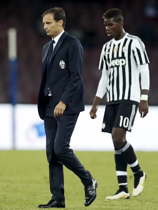 Pelatih Juventus Massimiliano Allegri (kiri) bersama gelandang Juventus, Paul Pogba tertunduk lesu usai pertandingan pada lanjutan liga Italia di Stadion San Paolo, Minggu (27/9/2015). Napoli menang atas Juventus dengan skor 2-1. (REUTERS/Ciro De Luca)