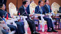 Presiden Joko Widodo atau Jokowi saat saat melakukan pertemuan dengan pemimpin ASEAN dan perwakilan ASEAN Inter-Parliament Assembly (AIPAA) di Hotel Sokha Phnom Penh Kamboja, Kamis (10/11/2022). (Dok. Biro Pers Sekretariat Presiden)