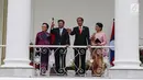 Presiden Joko WIdodo (Jokowi) didampingi Ibu Negara Iriana Joko Widodo berbincang dengan PM Republik Demokratik Rakyat Laos Thongloun Sisoulith dan istrinya Naly Sisoulith di beranda Istana Bogor, Jawa Barat, Kamis (12/8). (Liputan6.com/Angga Yuniar)