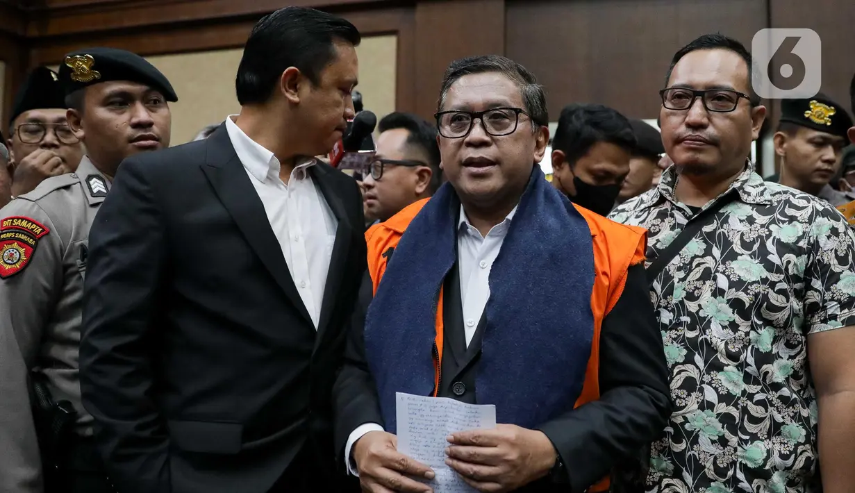 Tersangka kasus dugaan suap pengurusan penggantian antar-waktu anggota DPR untuk Harun Masiku dan perintangan penyidikan (obstruction of justice), Hasto Kristiyanto (kedua kanan) bersiap menjalani sidang pembacaan dakwaan di Pengadilan Tindak Pidana Korupsi, Jakarta, Jumat (14/3/2025). (Liputan6.com/Herman Zakharia)