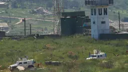Serangan yang berdampak pada markas UNIFIL, khususnya di dekat Adchit Al Qusayr, Lebanon Selatan, mendapat kecaman keras sejumlah pihak, dan dianggap sebagai kejahatan perang jika dilakukan secara sengaja. Tampak dalam foto, Pasukan Perdamaian Perserikatan Bangsa Bangsa (PBB) di Lebanon (United Nations Interim Force in Lebanon/UNIFIL) terlihat dari Israel Utara, saat beroperasi di Lebanon Selatan, pada Rabu 29 April 2026. (AP Photo/Ariel Schalit)