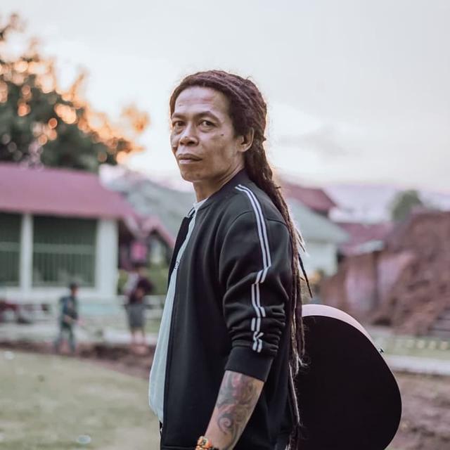 Potret gaya rambut gondrong gimbal Cak Sodiq Monata