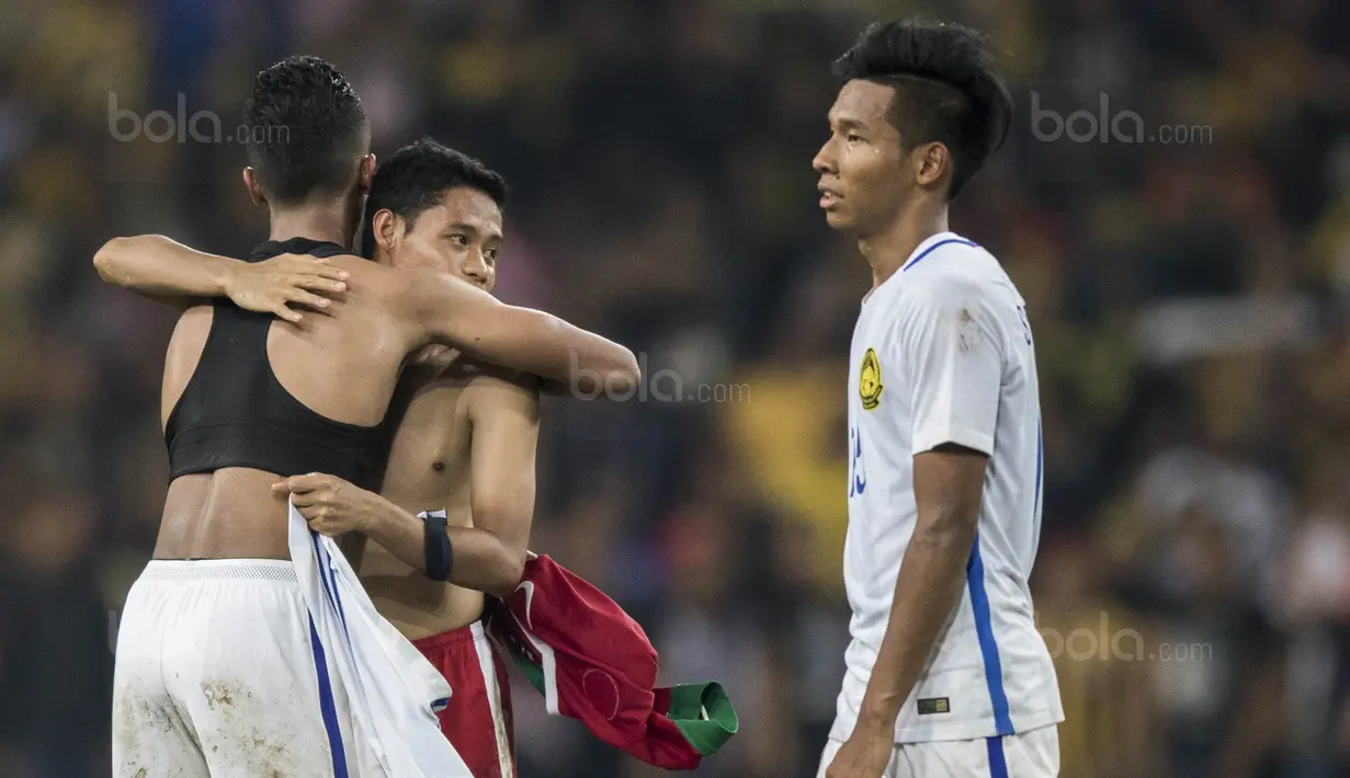 Gelandang Timnas Indonesia, Evan Dimas, bertukar jersey dengan pemain Malaysia usai laga semifinal SEA Games di Stadion Shah Alam, Selangor, Sabtu (26/8/2017). Indonesia kalah 0-1 dari Malaysia. (Bola.com/Vitalis Yogi Trisna)