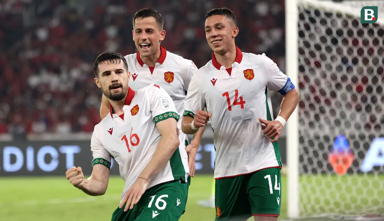 Pemain Bulgaria merayakan gol penalti yang dicetak oleh Marin Petkov ke gawang Timnas Indonesia dalam laga final FIFA Series 2026 di Stadion Utama Gelora Bung Karno (SUGK), Senayan, Jakarta, Senin (30/03/2026). (Bola.com/Abdul Aziz)