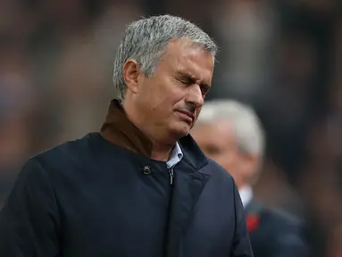 Jose Mourinho tampak kecewa saat menyaksikan anak asuhannya bertanding melawan Stoke City pada di Britannia Stadium, Inggris, Selasa (27/19/2015). Dengan hasil ini rumor pemecatan Mou akan semakin kencang. (Reuters/Darren Staples)