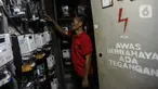 Warga memeriksa meteran listrik prabayar di Rumah Susun Benhil, Jakarta, Kamis (14/9/2022). Pemerintah akan menaikkan daya listrik bagi pelanggan yang mendapatkan subsidi, sehingga daya listrik yang semula 450 Volt Ampere (VA) akan dinaikkan menjadi 900 VA, dan yang semula daya 900 VA juga akan dinaikkan menjadi 1.200 VA. (Liputan6.com/Johan Tallo)