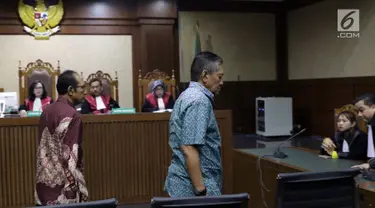 Terdakwa suap putusan perkara perdata yang juga Hakim PN Jakarta Selatan, Iswahyu Widodo (kiri) dan Irwan saat menjalani sidang putusan di Pengadilan Tipikor, Jakarta, Kamis (11/7/2019). Keduanya dihukum 4 tahun 6 bulan penjara, denda Rp200 juta subsider 2 bulan. (Liputan6.com/Helmi Fithriansyah)