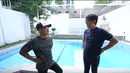 Sedangkan di halaman belakang, selain ada kolam renang juga menyediakan ruang terbuka yang sangat luas. Di area ini juga kerap di gunakan untuk syuting. Tidak jauh dari rumahnya terdapat beberapa tower apartemen. [Youtube/Taulany TV]