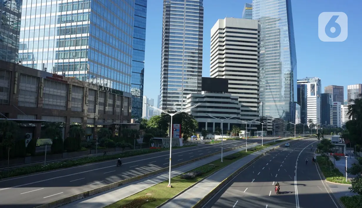 Suasana Jalan MH Thamrin dan Jalan Sudirman di Jakarta, Minggu (24/5/2020). Berbeda dengan hari biasa, kedua jalan protokol tersebut tampak lebih lengang akibat diberlakukannya PSBB yang juga bersamaan dengan Hari Raya Idul Fitri 1441 H. (Liputan6.com/Immanuel Antonius)