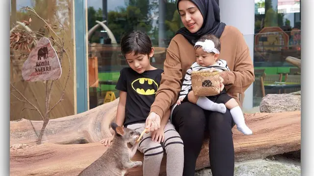 Hamil Anak Ketiga, Ini 6 Potret Fairuz A Rafiq saat Momong Dua Buah Hatinya
