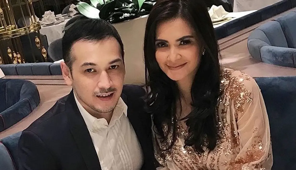 Beberapa momen, Cut Tari unggah foto saat bersama Richard Kevin ketika menikmati makan malam. Momen kebersamaan Cut Tari dan Richard Kevin pun selalu tuai atensi. Seperti saat netizen baper melihat kebersamaan Cut Tari dan suami yang selalu kompak dan harmonis. (Liputan6.com/IG/cuttaryofficial)