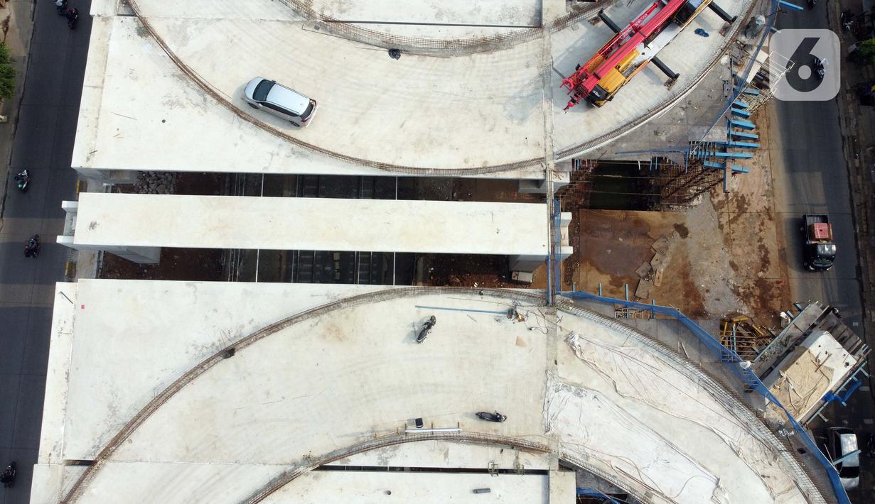 Foto udara suasana pembangunan jalan layang tapal kuda di kawasan Lenteng Agung, Jakarta, Rabu (5/8/2020). Pembangunan jalan layang itu untuk mengurai simpul kemacetan di perlintasan kereta api (KA) Lenteng Agung dan ditargetkan selesai pada Desember 2020. (Liputan6.com/Helmi Fithriansyah)
