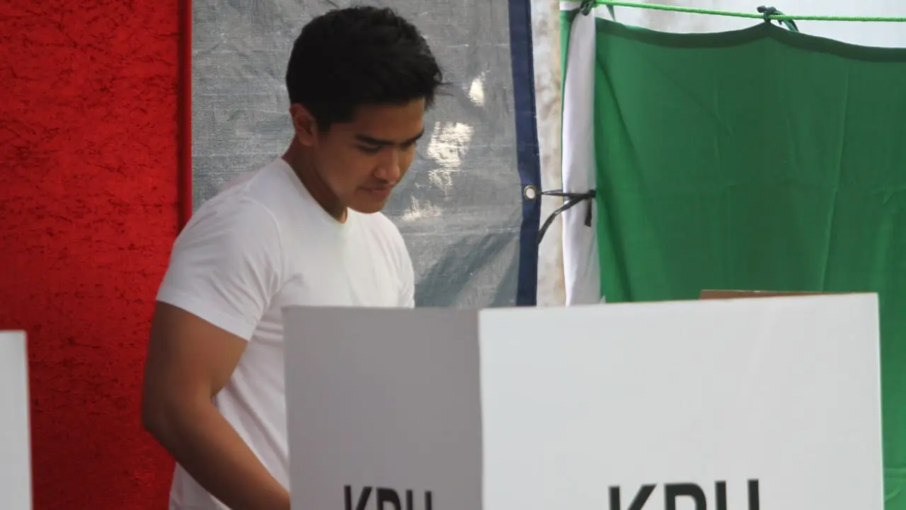 Putra bungsu Presiden Jokowi, Kaesang Pangarep mencoblos di TPS 38 Kampung Tirtoyasan, Manahan, Solo. (Foto: Liputan6.com/Fajar Abrori)