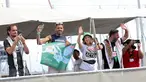Aktivis iklim Swedia, Greta Thunberg (ketiga kiri) bersama sejumlah aktivis melambaikan tangan saat kapal mereka, yang merupakan bagian dari armada sipil yang bertujuan untuk memecahkan blokade Israel di Jalur Gaza, berangkat dari pelabuhan Barcelona pada 31 Agustus 2025. (Lluis GENE/AFP)