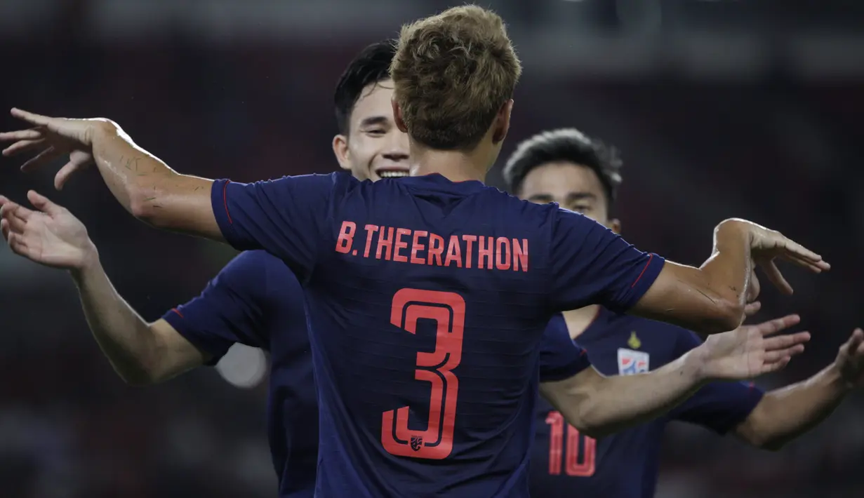 Gelandang Thailand, Supachok Sarachat, merayakan gol ke gawang Timnas Indonesia pada laga Kualifikasi Piala Dunia 2022 di SUGBK, Jakarta, Selasa (10/9). Indonesia kalah 0-3 dari Thailand. (AFP/Vitalis Yogi Trisna)