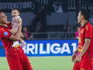 Setelah pertandingan Persija Jakarta vs Persik Kediri, Rizky Ridho dan Witan Sulaeman terlihat menghabiskan waktu bersama anak-anak, menciptakan momen yang hangat dan menyenangkan. (Bola.com/M Iqbal Ichsan)