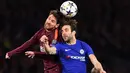 Penyerang Barcelona, Lionel Messi berebut bola udara dengan gelandang Chelsea, Cesc Fabregas pada leg pertama babak 16 besar Liga Champions di Stamford Bridge, London (20/2). Barcelona bermain imbang 1-1 atas Chelsea. (AFP Photo/Ben Stansall)