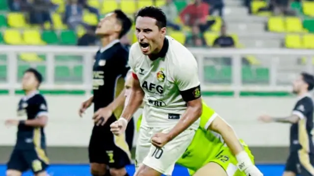 Persik Kediri, Ezra Walian