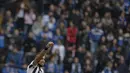 Gelandang Juventus, Arturo Vidal melaukan selebrasi usai mencetak gol bagi timnya. (AFP PHOTO / ANDREAS SOLARO)