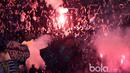 Bobotoh menyalakan flare usai laga Persib Bandung melawan Semen Padang pada perebutan tempat ketiga Piala Presiden 2017 di Stadion Pakansari, Bogor, Sabtu (11/3/2017). Persib Menang 1-0. (Bola.com/Nicklas Hanoatubun)