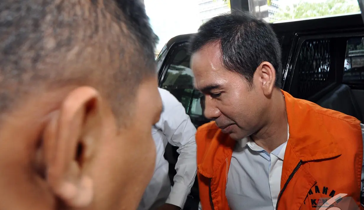 Wawan diperiksa sebagai saksi dengan tersangka Amir Hamzah dalam kasus dugaan suap penanganan sengketa Pilkada Lebak Banten di Mahkamah Konstitusi (MK), Jakarta, Senin (10/11/2014) (Liputan6.com/Miftahul Hayat)
