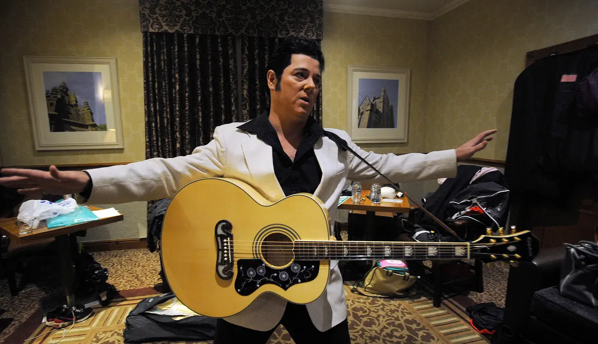 Peniru gaya Elvis Presley, Bruce Stewart dari Kanada bersiap di belakang panggung sebelum dimulainya Festival Elvis Skotlandia yang digelar pertama kali di Grangemouth, 8 April 2016. (Andy Buchanan/AFP)