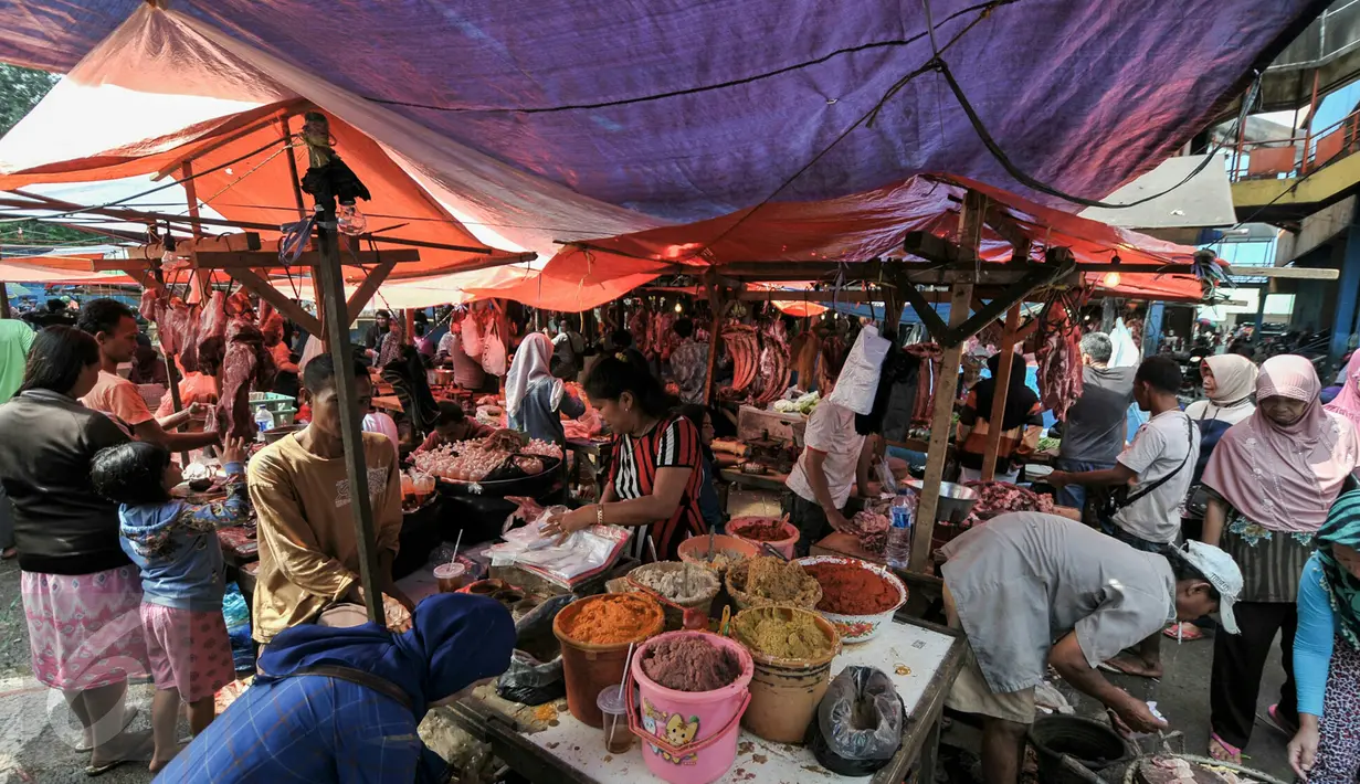 Warga mulai memadati pasar tradisional Pasar Minggu, Jakarta, Senin (4/7). Warga menyerbu pasar tradisional untuk mencari kebutuhan Hari Raya Idul Fitri. (Liputan6.com/Yoppy Renato)