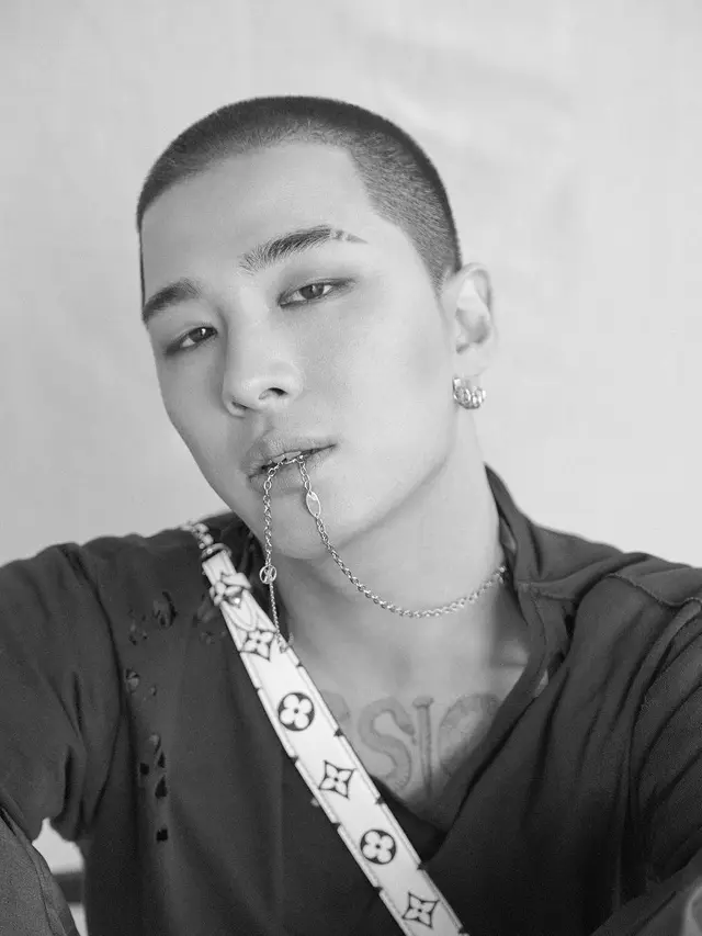 [Bintang] Sambil Bersujud, Taeyang BigBang Pamit Berangkat Wajib Militer