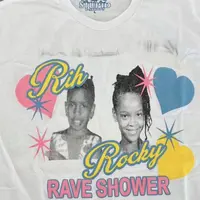 Detail bagian depan kaus dari acara baby shower Rihanna dan ASAP Rocky. Foto: Twitter.