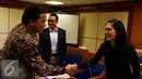 Ketua Pansus Pelindo II Rieke Diah Pitaloka (kanan) berjabat tangan dengan Achsanul Qosasi usai rapat di Jakarta, Kamis (22/10/2015). Pansus Pelindo meminta hasil audit BPK terhadap perusahaan  yang diduga merugikan negara. (Liputan6.com/Johan Tallo)