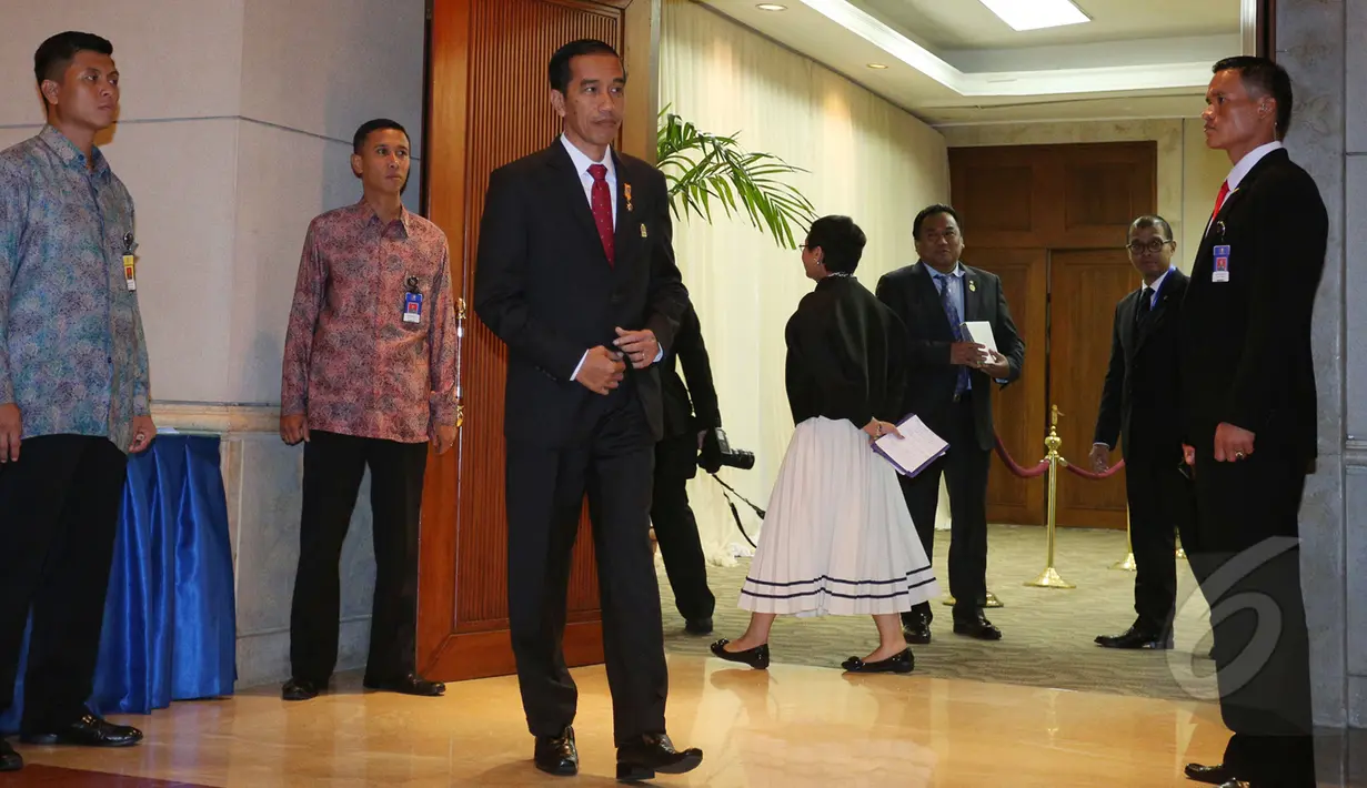 Presiden Joko Widodo menanti kedatangan PM Vietnam Truong Tang Sang di ruang Kakatua, Jakarta, Kamis (23/4/2015). Presiden Joko Widodo membahas pertahanan dan kawasan batas laut antar dua negara. (Liputan6.com/Herman Zakharia)