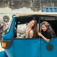 Amanda Cerny dan Prilly Latuconsina naik bajaj. (Instagram/amandacerny)