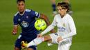 Gelandang Real Madrid, Luka Modric, mengontrol bola saat melawan Celta Vigo pada laga Liga Spanyol di Stadion Alfredo Di Stefano, Sabtu (2/1/2021). Real Madrid menang dengan skor 2-0. (AP/Manu Fernandez)