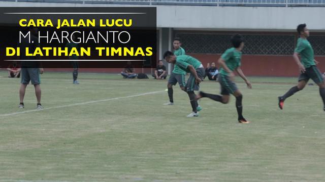 Video gelandang Muhammad Hargianto yang berjalan dengan cara yang lucu saat Timnas Indonesia latihan di Sleman, Yogyakarta.