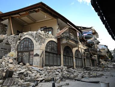 Gambar ini menunjukkan bangunan yang runtuh di bagian bersejarah Hatay pada 6 Maret 2023, satu bulan setelah gempa besar melanda Turki tenggara. Gempa bumi besar berkekuatan magnitudo 7,8 mengguncang sebagian besar Turki dan sebagian Suriah pada 6 Februari 2023, menewaskan lebih dari 50.000 orang di kedua negara, dengan sekitar 46.000 di pihak Turki. (OZAN KOSE / AFP)