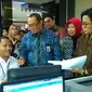 Menteri Keuangan (Menkeu), Sri Mulyani Indrawati mengunjungi Kantor Pelayanan Perbendaharaan Negara (KPPN) Jakarta II, Kamis (21/12/2017). (Fiki/Liputan6.com)