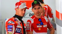 Casey Stoner dan Jorge Lorenzo (kanan). (Bola.com/Twitter/MotorluNews)