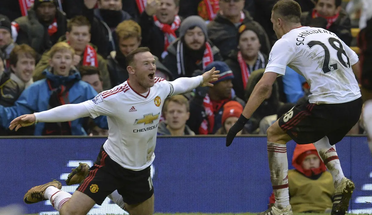 Pemain Manchester United, Wayne Rooney (kiri) merayakan gol yang dicetaknya saat laga melawan Liverpool di Stadion Anfield, Liverpool, (17/1/ 2016). (AFP Photo/Paul Ellis)