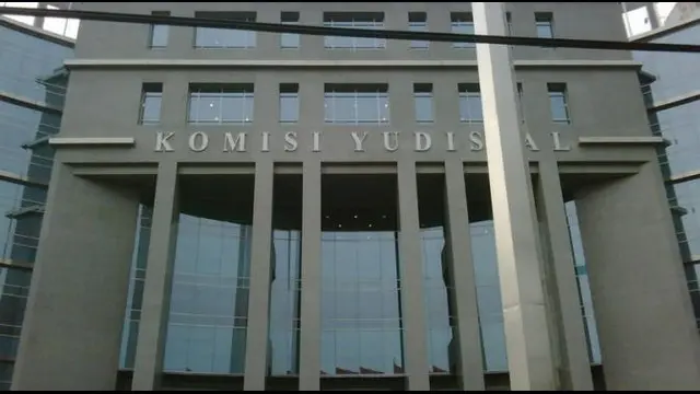 Komisi Yudisial (KY) memastikan tetap memproses laporannya.