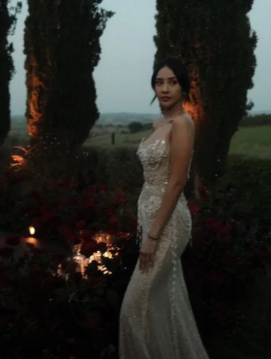 Anya Geraldine tampil bak princess tampil mengenakan gaun strapless bling-bling warna putih silver. Gaun semakin mewah dengan model rok panjang menyapu lantai. [@anyageraldine]